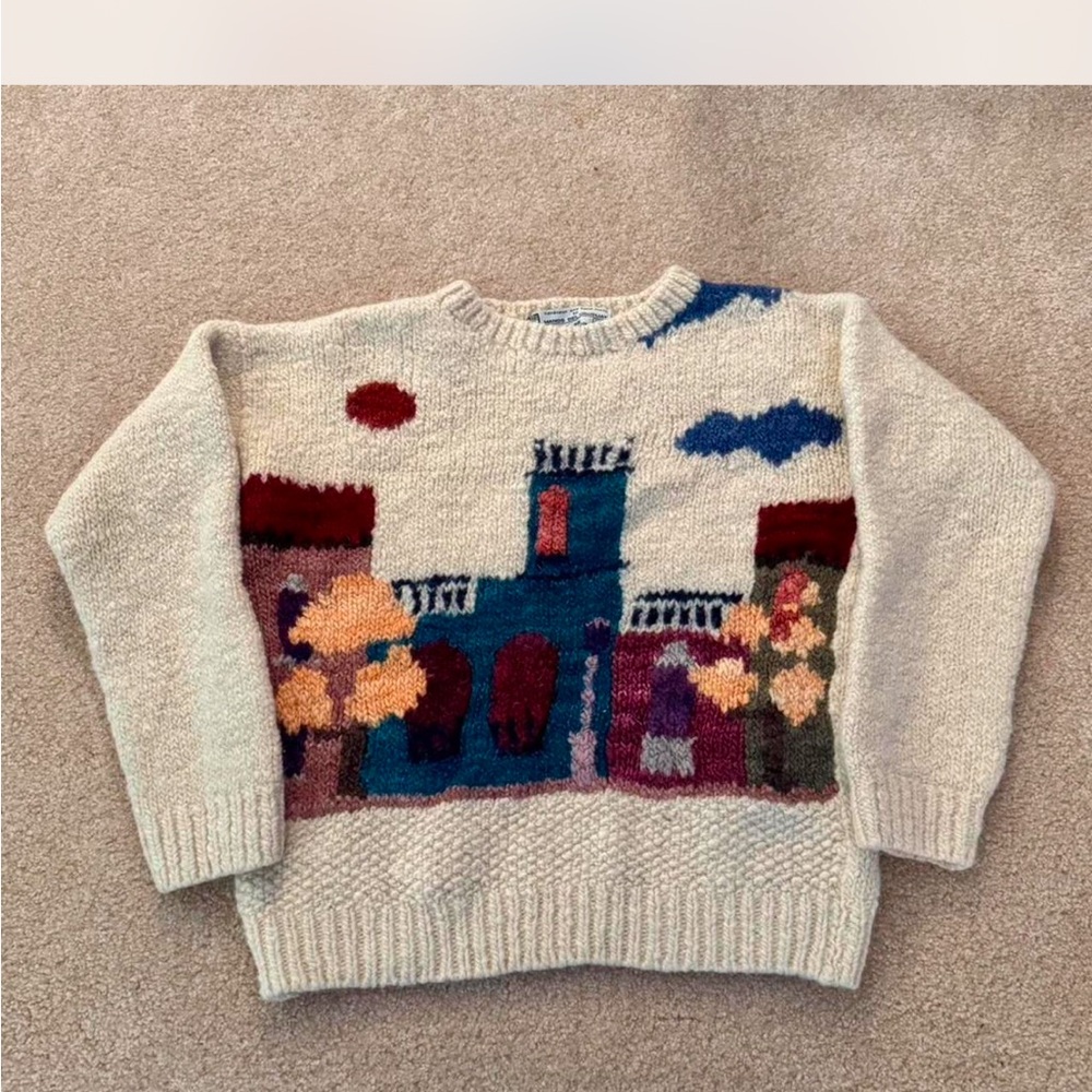 100% Virgin Wool Vintage Sweater with Cityscape Graphic. Size XS/S. Stylish